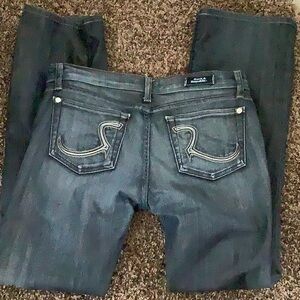 Dark Wash Women's Jeans with Contrast Pocket Stitching